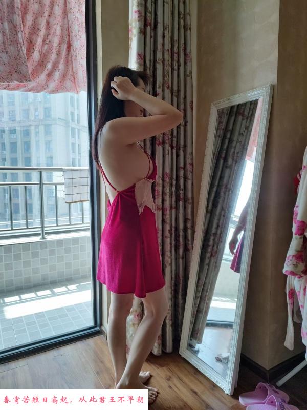 三角路性感小嫂子 第3张