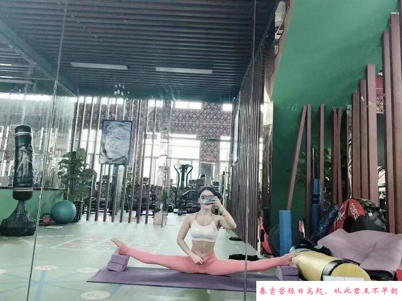人美活好大长腿 第1张