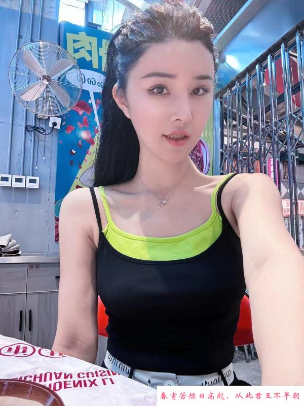 翘臀瘦腰的模特月亮 第1张