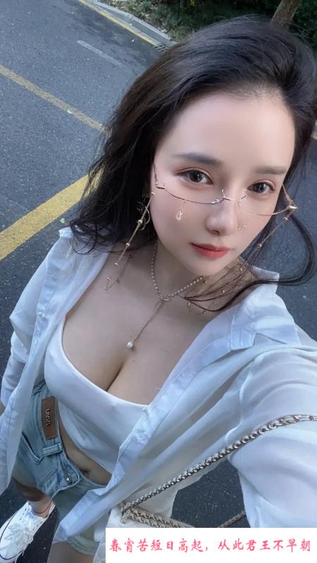 眼镜混血妹爱丽丝 第1张