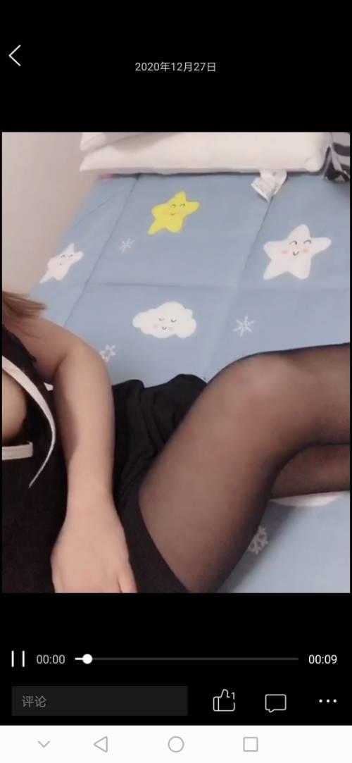 爱穿黑丝的大胸美女 第1张
