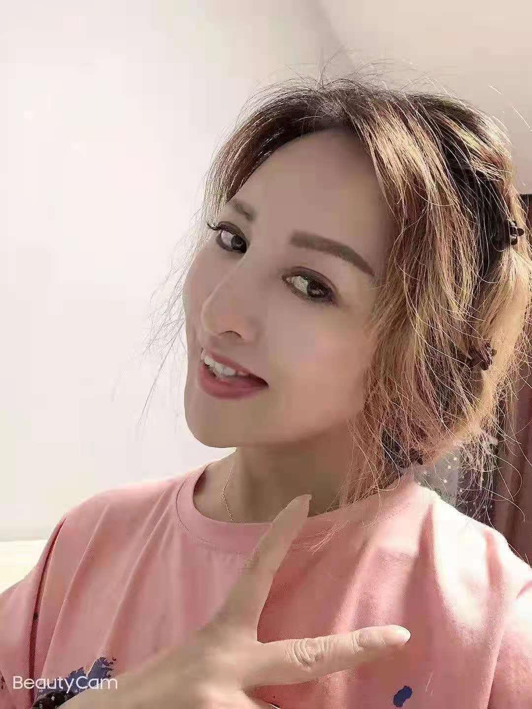 身体一流，肤白胸大 第1张