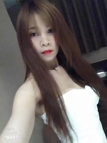 性价比不错的美女 第1张