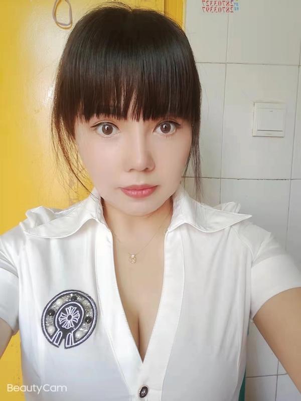 风骚的大波少妇 第2张