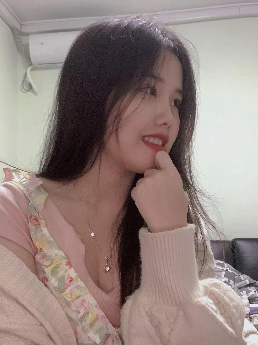 分享一个极品嫩妹，屁股翘手感好，性价比高 第3张