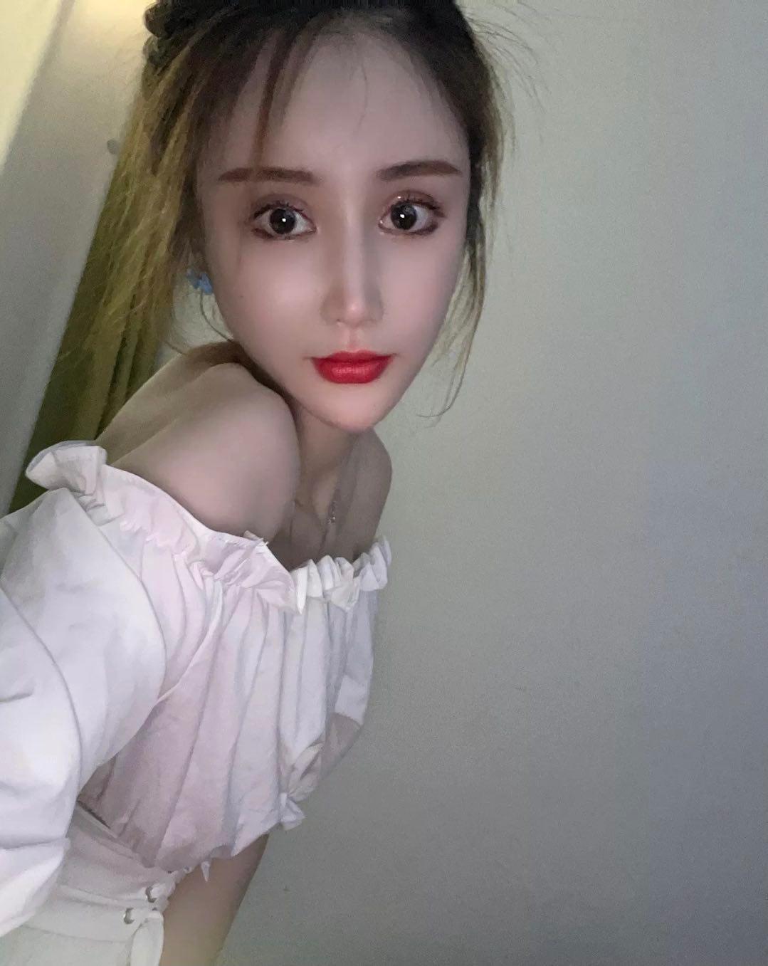 一个很漂亮的大美女，吹拉弹唱样样精通 第2张