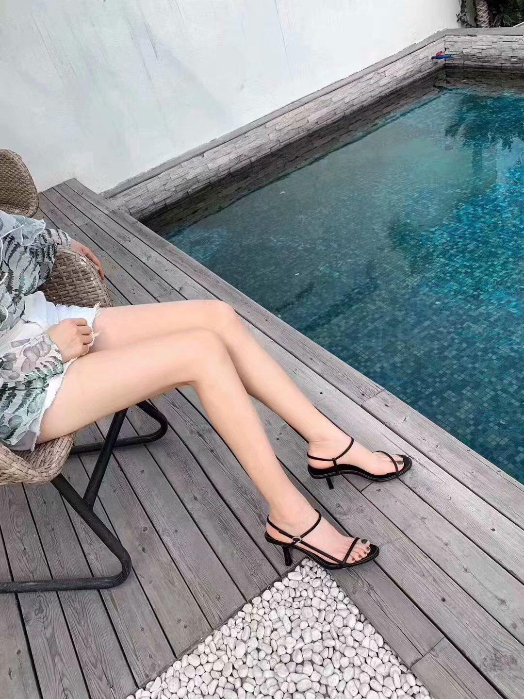贵阳花果园U区长腿美女 第2张