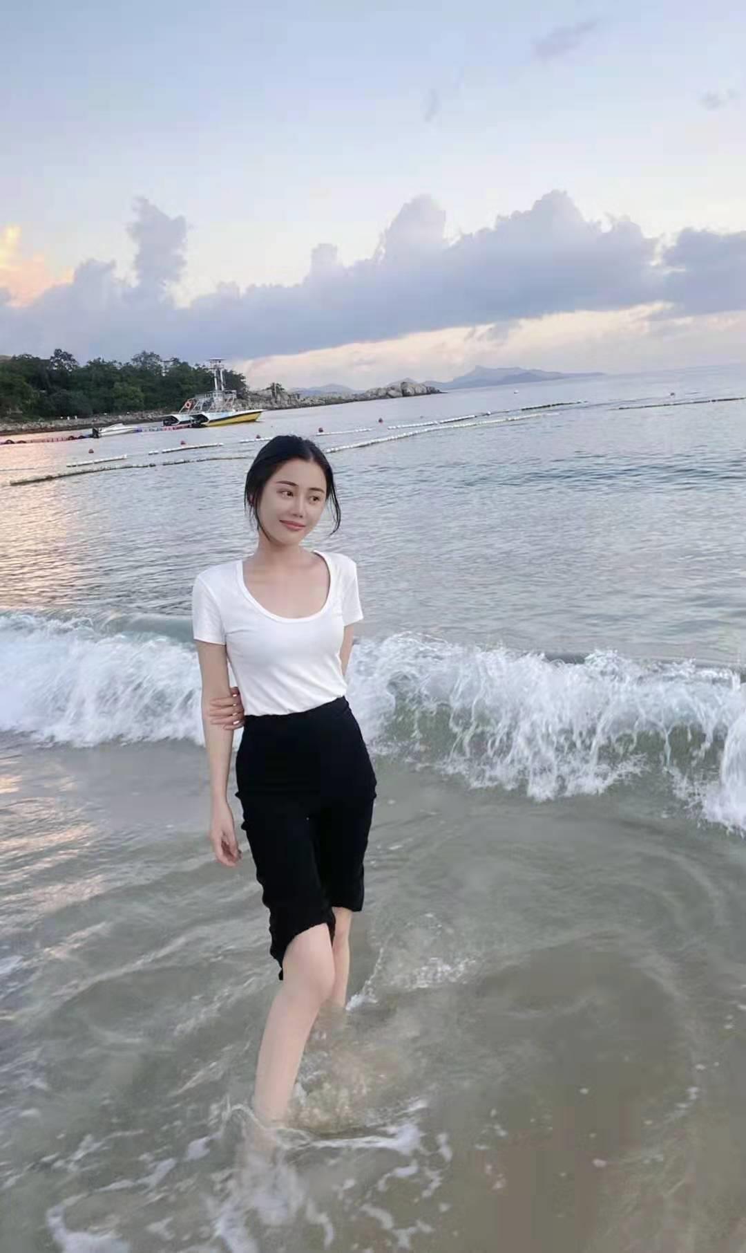龙华娇小身材的喵喵 第1张