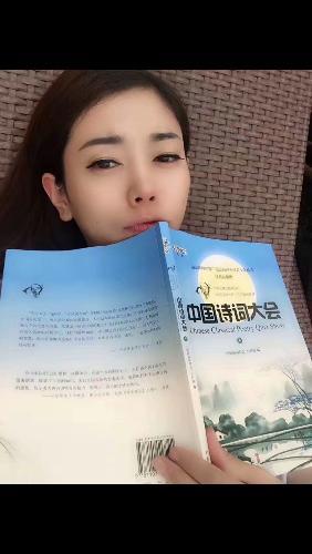 文艺气质小姐姐 第1张